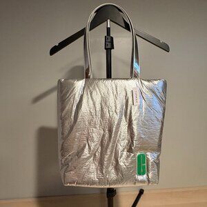 NEW Clinique Limited-Edition Tote Silver Metallic Green Lined Cosmetic Bag